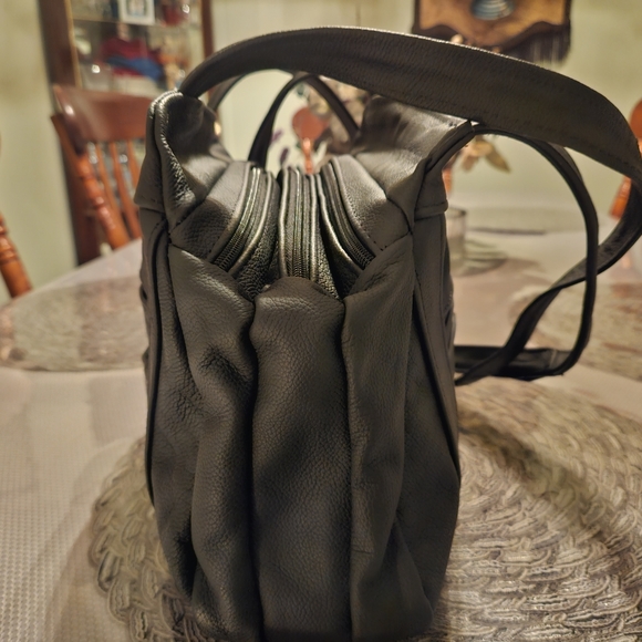 BIG PRICE DROP!!  Three Large Main Zippered Compartments Leather Handbag - Picture 7 of 12